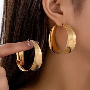 Elegant Gold Hoop Earrings